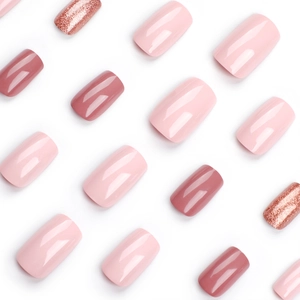Set unghie finte rosa lucido e glitter oro rosa, forma squadrata su sfondo bianco pulito