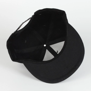 Detaillierte Innenansicht einer schwarzen Snapback-Hiphop-Baseballkappe Struktur.