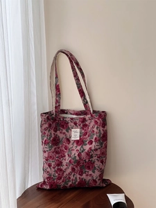 Détail du tissu jacquard rose bordeaux et de l'étiquette sur le sac en toile rétro