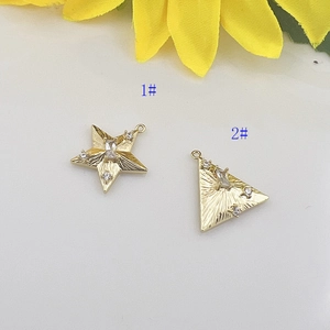 Goldene 18K plattierte Stern- und Dreieck-Anhänger mit Textur und Zirkonia-Akzenten