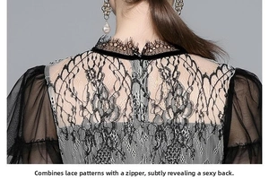 Détail de la robe en dentelle noire avec motifs floraux et fermeture éclair au dos