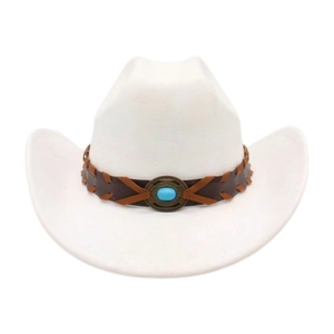 Détail d'un chapeau de cowboy blanc avec ruban en cuir tressé et pierre turquoise