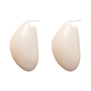Boucles d'oreilles minimalistes en résine beige en forme de goutte au design géométrique