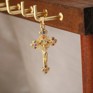 Collana a croce punk vintage con zirconi colorati e ciondolo in acciaio al titanio dorato