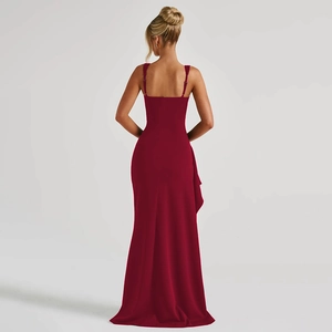Détail d'une robe de soirée rouge dos nu avec fines bretelles et fronces en satin