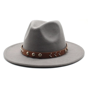 Détail du chapeau en laine grise avec bande en cuir marron et garnitures en métal