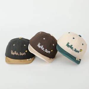 Trois casquettes bébé en coton de couleurs variées avec broderie soleil Hello Sun