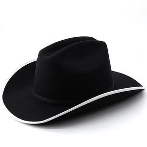 Détail d'un chapeau de cow-boy noir avec passepoil blanc et ruban décoratif en cuir fin