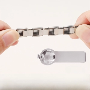 Detailoverzicht van de roestvrijstalen armbandstructuur en bijbehorende versteltool
