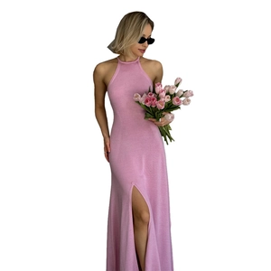 Detail van roze gebreide maxi-jurk met halternek en hoge split aan de zijkant
