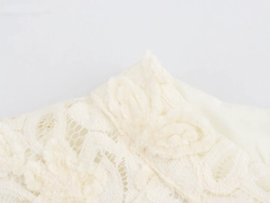 Gros plan sur le tissu de dentelle blanche avec motifs floraux et texture pelucheuse