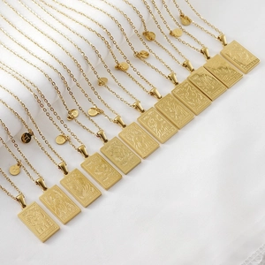 Set di collane in acciaio inossidabile dorato con dodici ciondoli zodiacali incisi