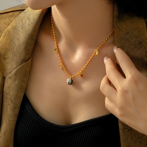 Collier en acier titane avec pendentifs en zircon coloré et perle en pierre naturelle
