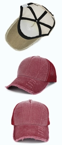 Detalle de gorra de algodón y malla desgastada con borde roto y correa ajustable