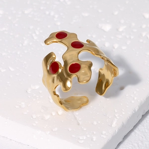 Unregelmäßiger 18k vergoldeter Edelstahlring mit rotem Emaille-Tropfen-Design