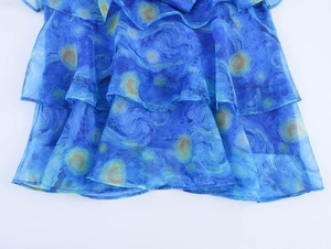 Dettaglio della stampa Notte Stellata sulle balze a balze del vestito in organza