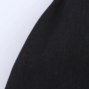 Vue macro détaillée de la texture du tissu en coton et lin noir pour robe dos nu