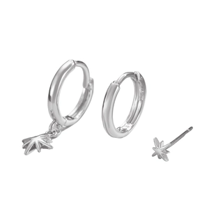 Dettaglio del set di orecchini a stella in argento con finitura lucida e zirconi cubici