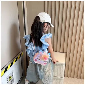 Borsa a tracolla unicorno rosa indossata da un bambino per mostrare dimensioni e vestibilità