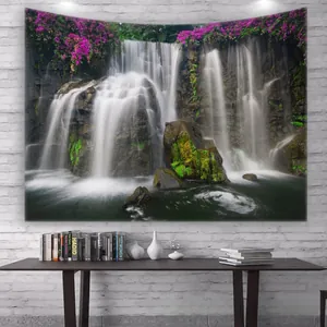 Détail de la tenture murale avec cascade et forêt sur un mur de briques blanches
