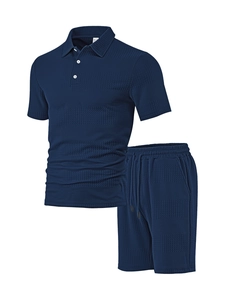 Dettaglio del tessuto a nido d'ape blu navy e del collo a polo nel set da uomo