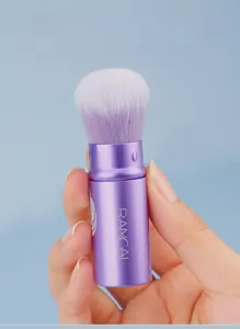 Mini pennello da trucco con setole viola e manico metallico compatto portatile