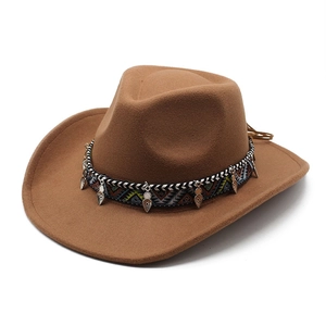 Chapeau de cowboy marron en laine avec ruban ethnique et pendentifs en argent