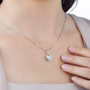 Elegante collana a cuore in argento sterling S925 con pendente in zircone lucido