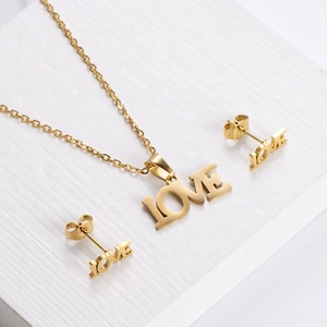 Parure bijoux en acier titane doré avec collier pendentif LOVE et boucles d'oreilles