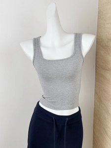 Detail des grauen gerippten U-Ausschnitt Sport-Tops mit Stoffstruktur und schmaler Passform