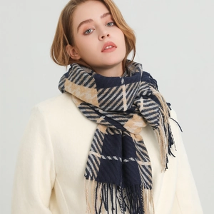Schicker karierter Kaschmir-Gefühl-Schal in Blau und Beige mit Fransen an Model