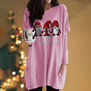 Detail von rosa Langarmkleid mit Weihnachtsmann-Druck und Merry Christmas Schriftzug