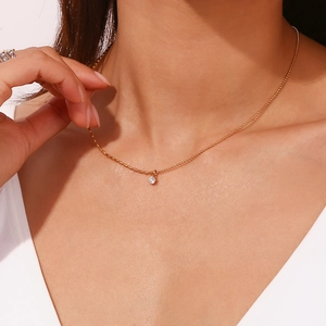 Collana minimalista a sfere in acciaio inossidabile placcato oro 18K con ciondolo zircone