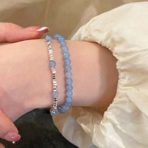 Gros plan du bracelet double rang avec pierres bleu clair et détails en argent fin