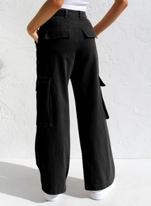 Detailansicht der schwarzen Cargo-Hose mit hoher Taille und praktischen Gesäß- und Seitentaschen