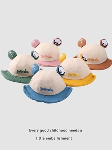 Dettaglio dei cappellini estivi per neonati con tema panda, orecchie e ricami