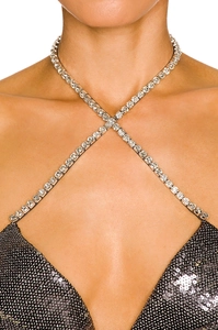 Détail de la robe à paillettes argent-noir avec bretelles croisées ornées de strass brillants