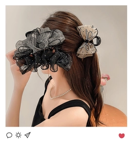 Détails de pinces à cheveux avec dentelle noire, plis gris et nœuds beiges à strass