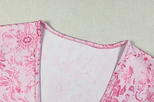 Détail de l'encolure en V et de l'imprimé fleuri de cette robe longue ligne A élégante