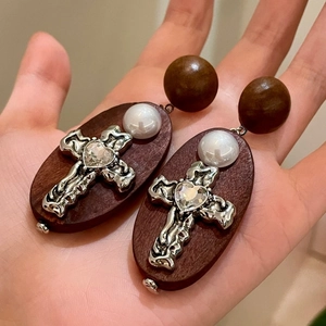 Détails de boucles d'oreilles en bois vintage avec pendentifs croix et perles