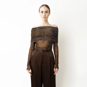 Détail du haut plissé à imprimé léopard avec pantalon large à taille haute pour femme