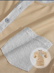 Détail macro du Henley en maille gaufrée pour hommes montrant le tissu kaki et la poche grise