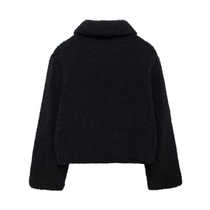 Vista posteriore di una giacca corta in pile sherpa nero che mostra la texture