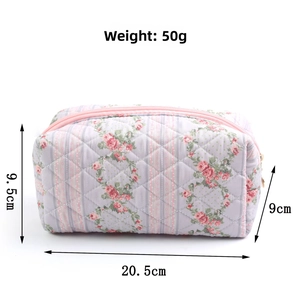 Floral quilted cosmetic bag dimensions 20.5x9x9.5cm and 50g weight detail
