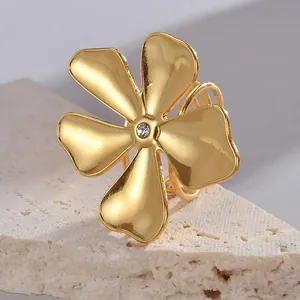Bague fleur dorée exagérée avec zircon, design minimaliste en acier au titane poli