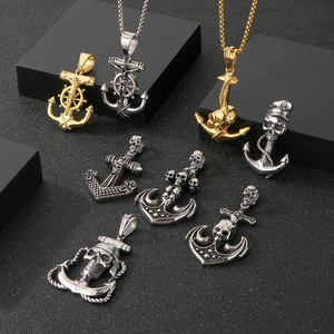 Detail von Punk Totenkopf und Anker Halsketten in Gold und Silber auf schwarzem Display