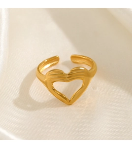 Détail d'une bague ouverte dorée avec un design unique de geste de la main en cœur