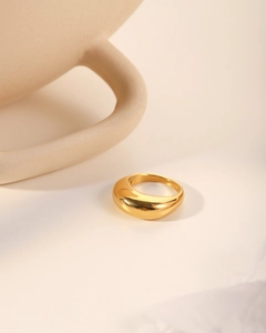 Detail eines 18k vergoldeten Edelstahl-Domrings mit glänzender, polierter Oberfläche