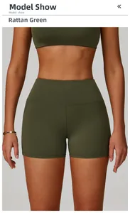 Vue de face d'un ensemble de fitness vert vigne avec short taille haute et brassière