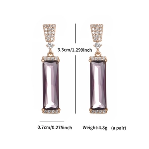 Détail des boucles d'oreilles rectangles en zircon violet avec cadre en or rose